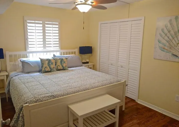 Blue Haven - Waterfront, Heated Pool, Bay Apartment